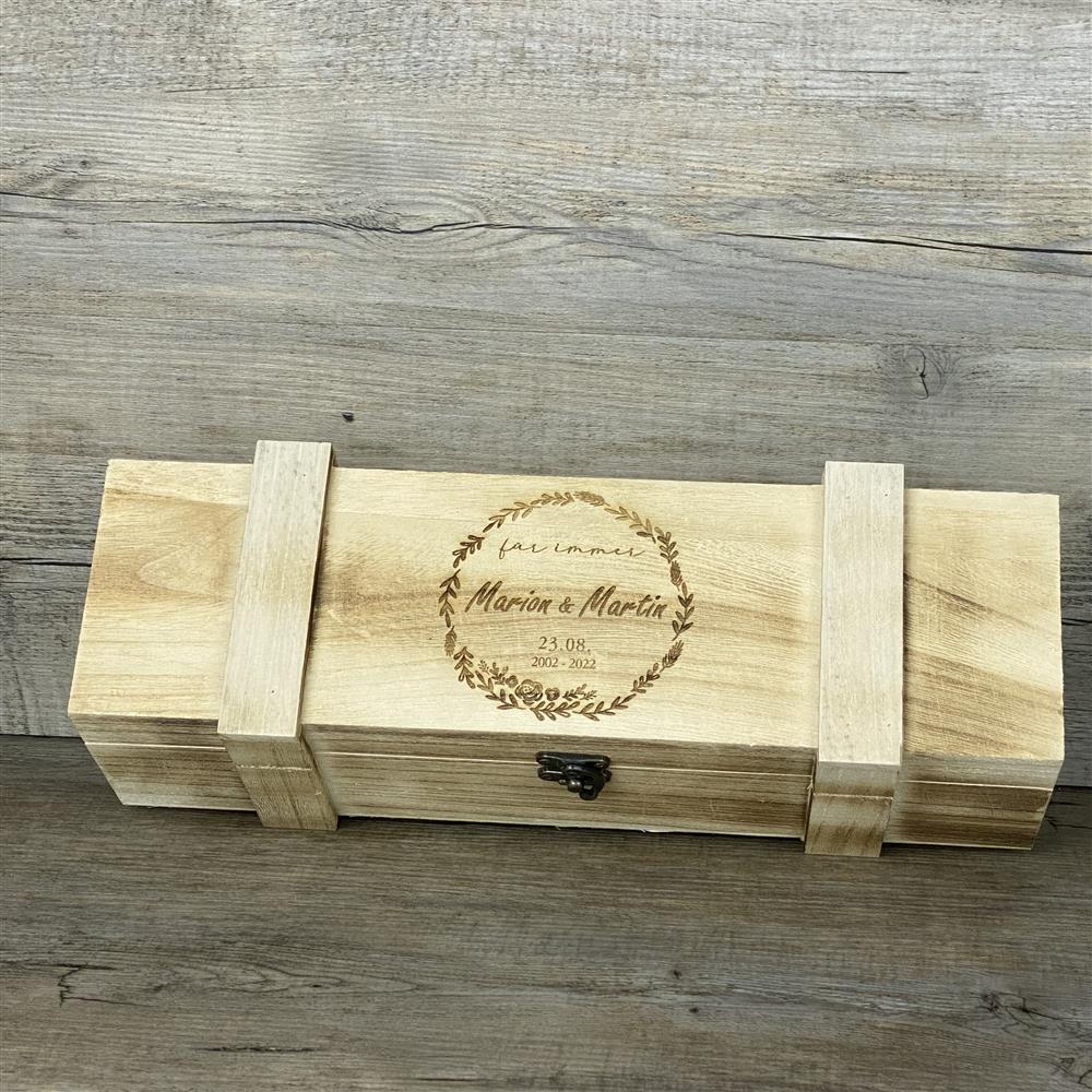 Die romantische Weinkiste „für immer“ aus rustikalem Holz ist das perfekte Hochzeitsgeschenk oder Präsent zum Jahrestag. Platz für eine Weinflasche, Deckel mit filigranem Metallverschluss und Lasergravur von Blumenkranz und Schriftzug „für immer“. Optional personalisierbar mit Namen, Datum oder Koordinaten – ein stilvolles, einzigartiges Geschenk für Paare.