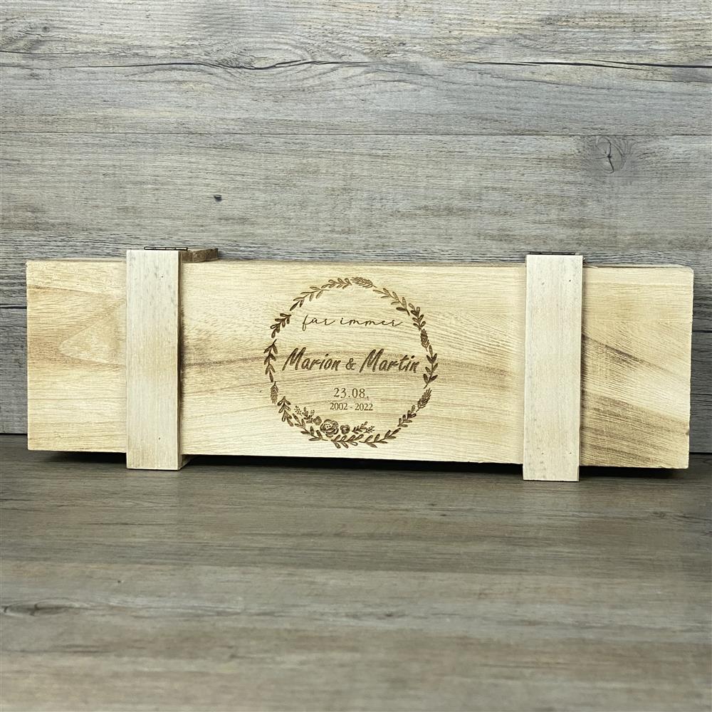 Verschenke Liebe in Holz: Die Weinkiste „für immer“ eignet sich ideal als romantisches Geschenk zu Hochzeit, Valentinstag oder Hochzeitstag. Hochwertige Verarbeitung, rustikales Design und persönliche Gravur machen sie zu einem einzigartigen Erinnerungsstück. Platz für eine Weinflasche inklusive – für besondere Momente voller Liebe.