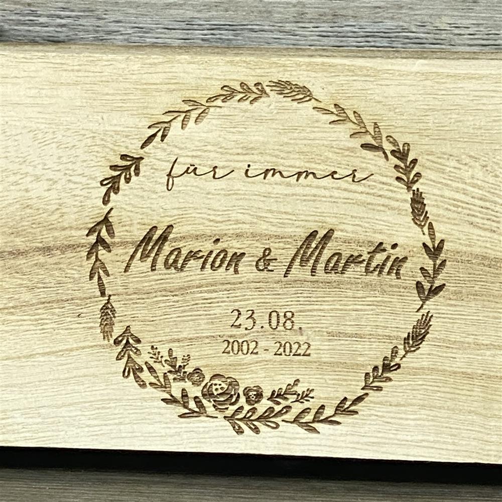 Verschenke Liebe in Holz: Die Weinkiste „für immer“ eignet sich ideal als romantisches Geschenk zu Hochzeit, Valentinstag oder Hochzeitstag. Hochwertige Verarbeitung, rustikales Design und persönliche Gravur machen sie zu einem einzigartigen Erinnerungsstück. Platz für eine Weinflasche inklusive – für besondere Momente voller Liebe.