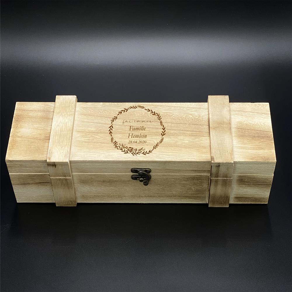 Verschenke Liebe in Holz: Die Weinkiste „für immer“ eignet sich ideal als romantisches Geschenk zu Hochzeit, Valentinstag oder Hochzeitstag. Hochwertige Verarbeitung, rustikales Design und persönliche Gravur machen sie zu einem einzigartigen Erinnerungsstück. Platz für eine Weinflasche inklusive – für besondere Momente voller Liebe.