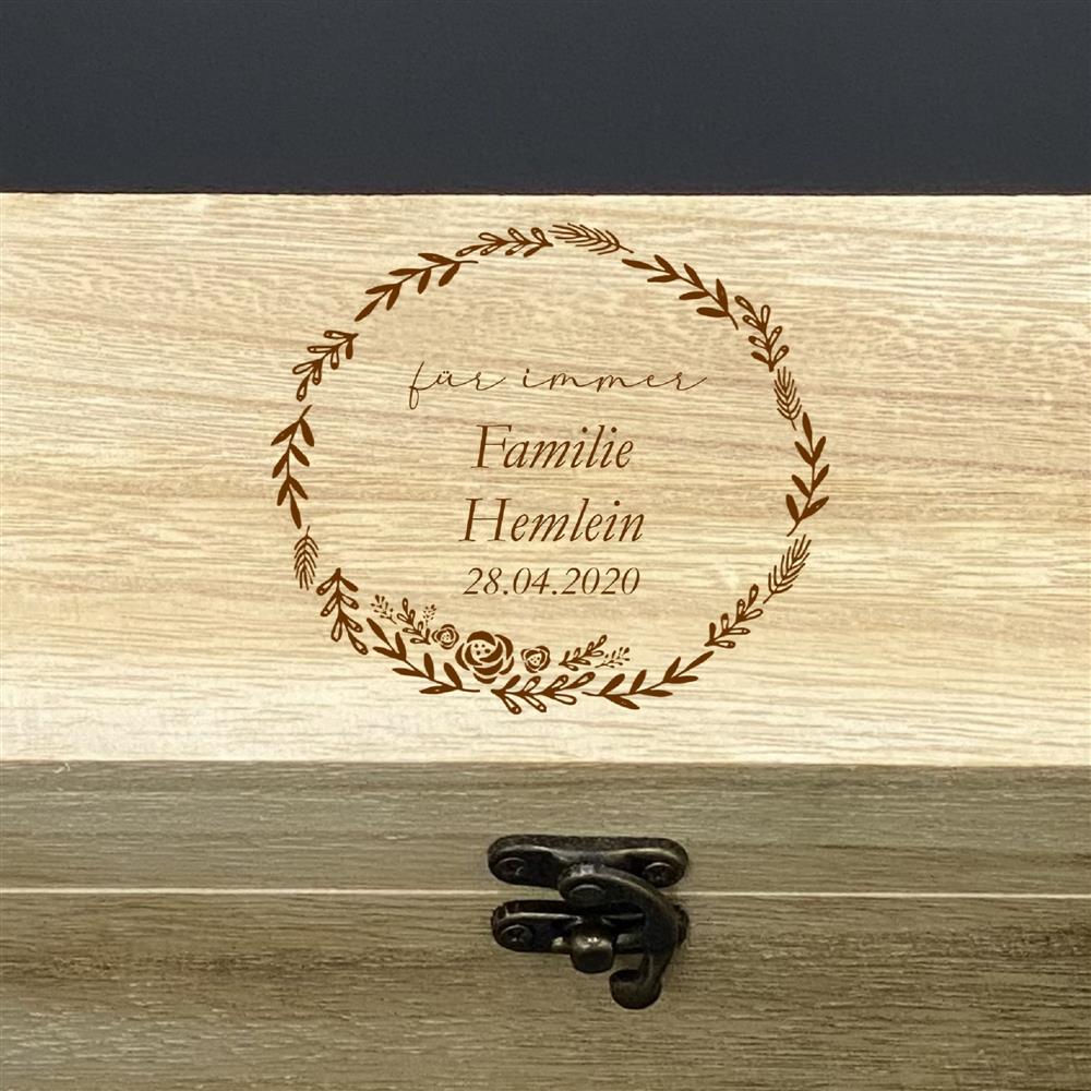 Diese elegante Weinkiste „für immer“ ist ein liebevolles Präsent für Brautpaare, Partner oder Freunde. Mit personalisierbarer Gravur, rustikalem Holz und filigranem Metallverschluss wird sie zu einem Unikat. Ideal für Weinliebhaber, romantische Anlässe oder als Erinnerung an unvergessliche Momente. Maße: 36 x 12 x 11 cm.