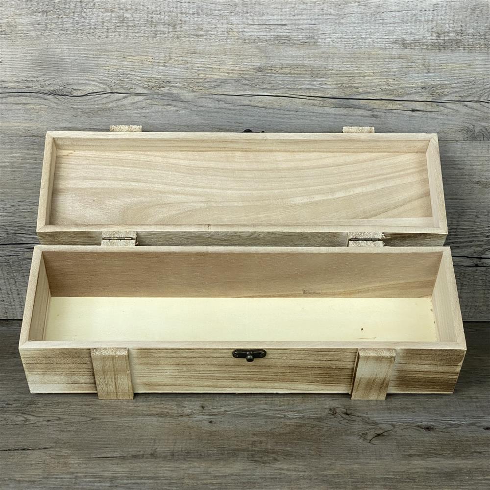 Diese elegante Weinkiste „für immer“ ist ein liebevolles Präsent für Brautpaare, Partner oder Freunde. Mit personalisierbarer Gravur, rustikalem Holz und filigranem Metallverschluss wird sie zu einem Unikat. Ideal für Weinliebhaber, romantische Anlässe oder als Erinnerung an unvergessliche Momente. Maße: 36 x 12 x 11 cm.
