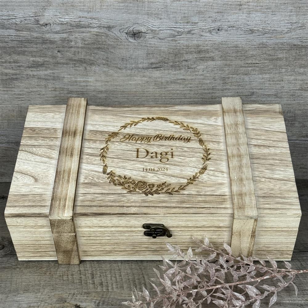 Verschenke Freude zum Geburtstag: Die Weinkiste „Happy Birthday“ bietet Platz für zwei Weinflaschen und begeistert mit edler Holzoptik, graviertem Blumenkranz und Schriftzug. Mit individueller Gravur wird sie zu einem einzigartigen Geschenk für deine Liebsten.