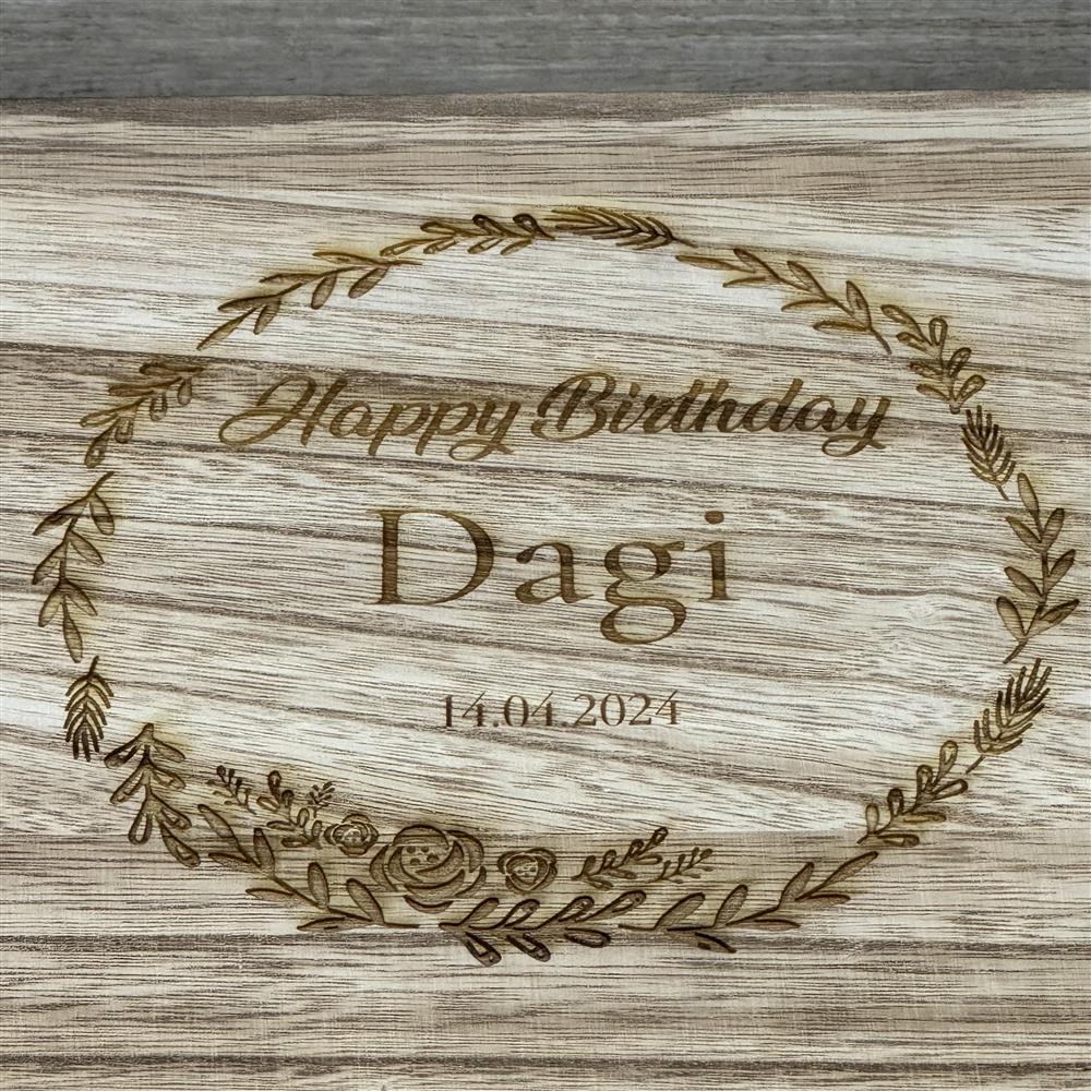 Verschenke Freude zum Geburtstag: Die Weinkiste „Happy Birthday“ bietet Platz für zwei Weinflaschen und begeistert mit edler Holzoptik, graviertem Blumenkranz und Schriftzug. Mit individueller Gravur wird sie zu einem einzigartigen Geschenk für deine Liebsten.