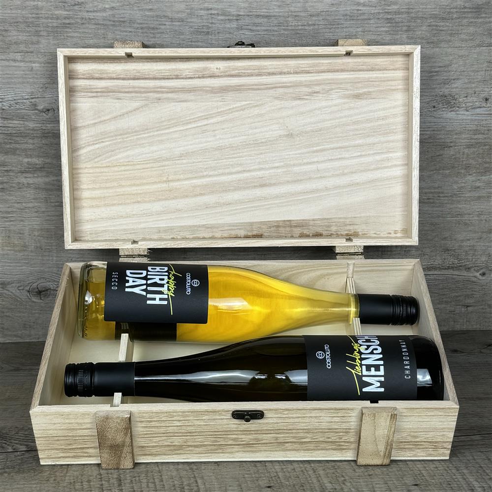Diese charmante Weinkiste „Happy Birthday“ für 2 Flaschen Wein ist ideal für Geburtstagsfeiern oder runde Jubiläen. Maße: 36 x 21 x 11 cm, hochwertige Holztruhe mit Metallverschluss, gravierter Deckel. Optional personalisierbar für ein unvergessliches, persönliches Geschenk.