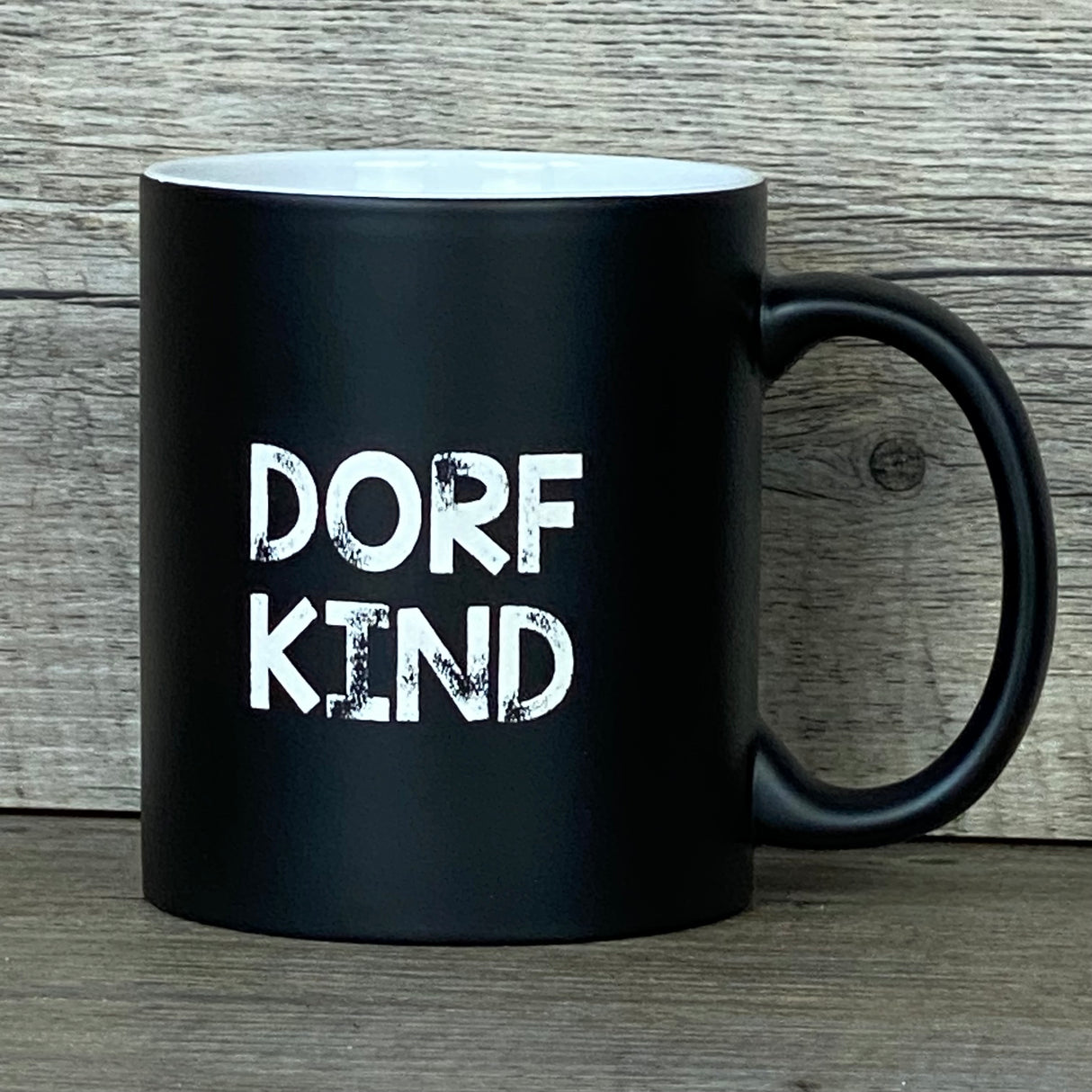 Diese personalisierte Keramik-Tasse mit schwarzer Außenseite und farbiger Innenseite ist ein stilvolles Geschenk für Freunde, Familie oder Kollegen. Lasergravur „Dorfkind“ mit deinem Wunschnamen macht sie zu einem einzigartigen Unikat. Fassungsvermögen 350 ml, Maße ca. Ø 8,2 × 9,6 cm, ideal für Kaffee, Tee oder heiße Schokolade. Praktisch, persönlich und modern – perfekt für den Alltag.