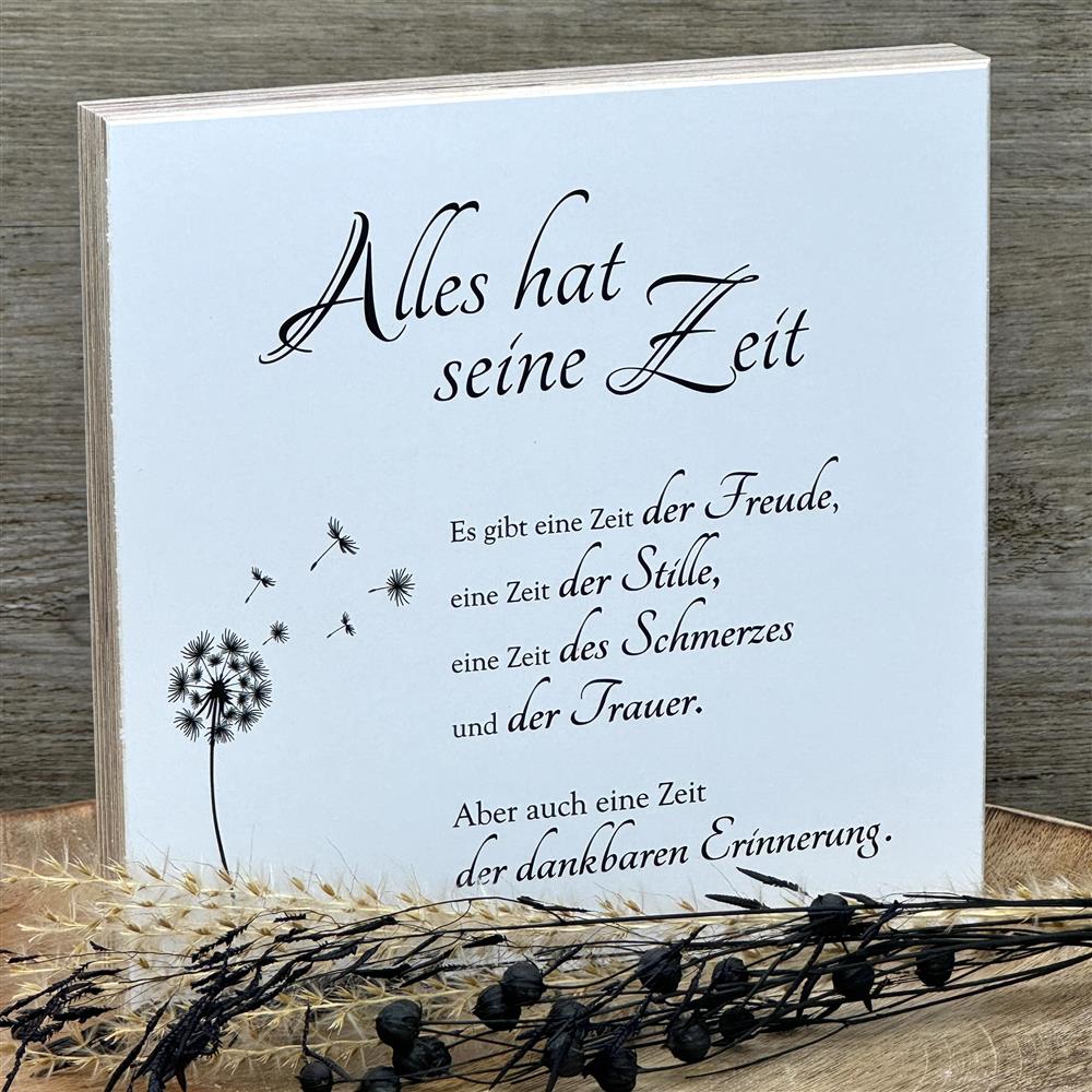 Unser Wooden Block Art „Alles hat seine Zeit“ ist ein liebevolles Erinnerungsstück für Momente der Besinnung und Dankbarkeit. Handgefertigt aus Naturholz, jedes Stück ein Unikat, passt er perfekt als Trost- oder Gedenkgeschenk für Familie und Freunde. Dekorativ an der Wand oder auf der Mini-Staffelei – ein stilvoller Blickfang. Ideal für Trauerfälle, Jahrestage oder stille Momente des Erinnerns. Schenke ein Zeichen der Anteilnahme und Wertschätzung.