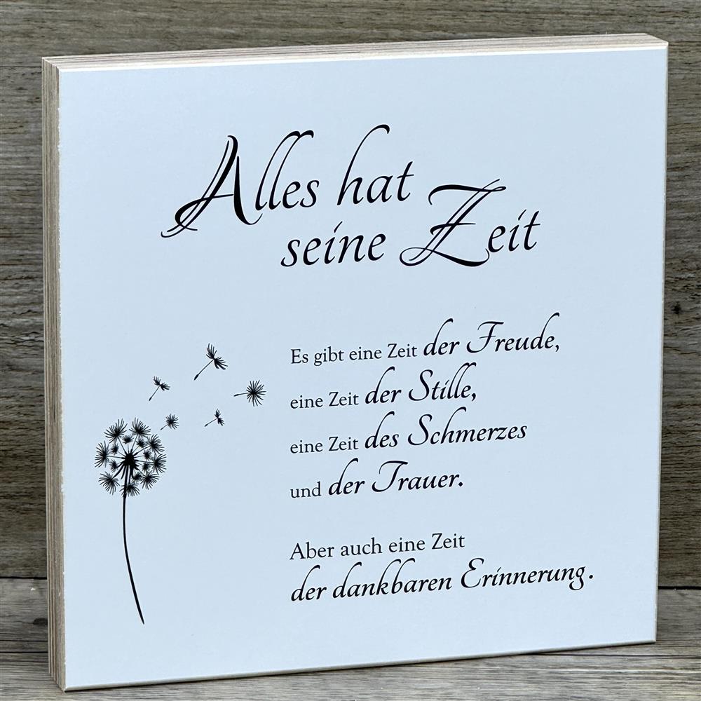 Unser Wooden Block Art „Alles hat seine Zeit“ ist ein liebevolles Erinnerungsstück für Momente der Besinnung und Dankbarkeit. Handgefertigt aus Naturholz, jedes Stück ein Unikat, passt er perfekt als Trost- oder Gedenkgeschenk für Familie und Freunde. Dekorativ an der Wand oder auf der Mini-Staffelei – ein stilvoller Blickfang. Ideal für Trauerfälle, Jahrestage oder stille Momente des Erinnerns. Schenke ein Zeichen der Anteilnahme und Wertschätzung.