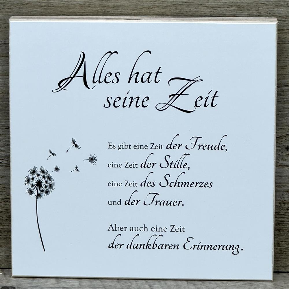 Überrasche Freunde oder Angehörige mit dem Wooden Block Art „Alles hat seine Zeit“, einem emotionalen Geschenk für Momente der Reflexion. Handgefertigt, einzigartig und dekorativ, unterstützt er das Erinnern an besondere Lebensabschnitte. Perfekt für Beileid, Trauer oder als Erinnerungsgeschenk für Verstorbene. Auf der Staffelei oder an der Wand bringt er Ruhe und Besinnlichkeit ins Zuhause. Ein stilvolles Präsent, das Trost spendet.