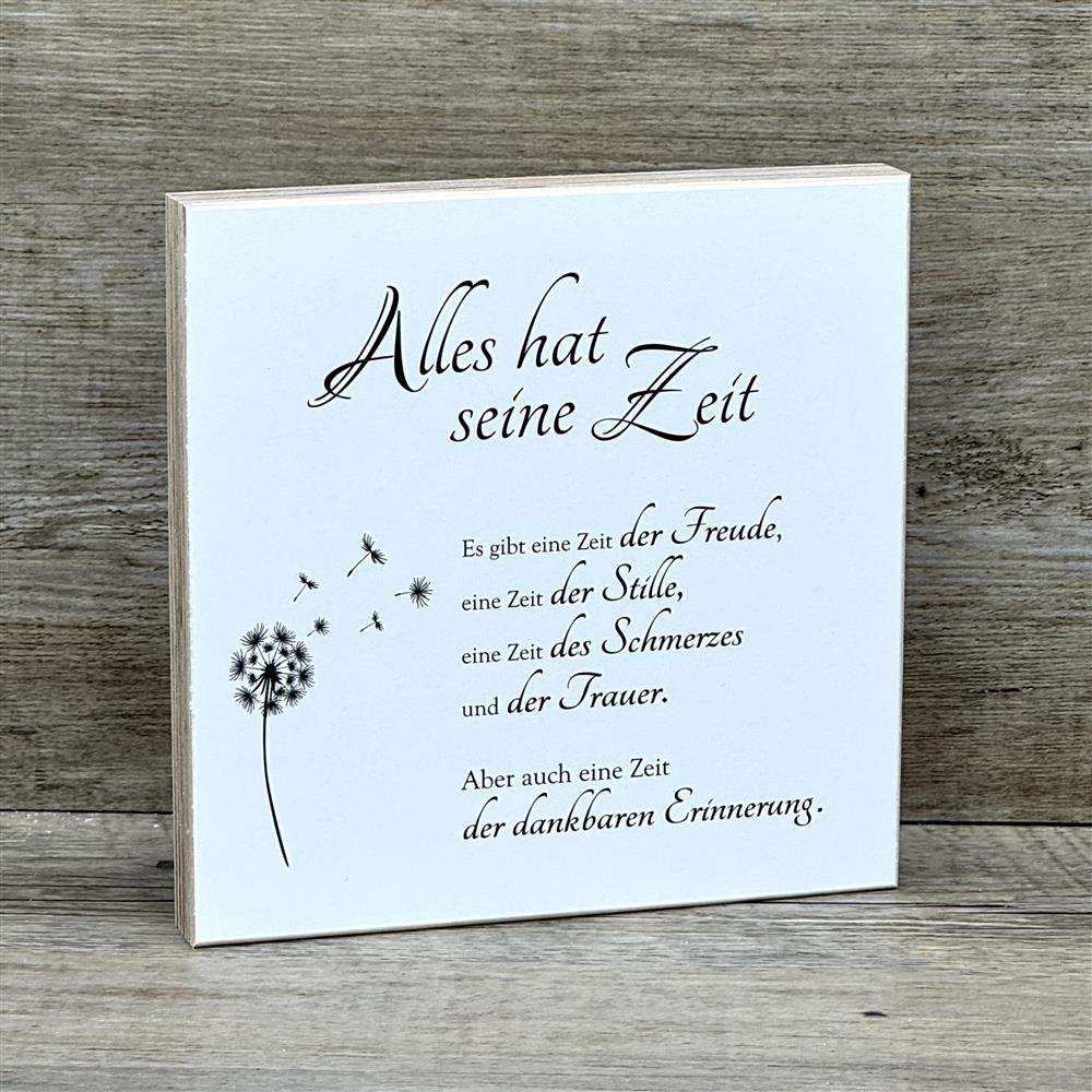 Überrasche Freunde oder Angehörige mit dem Wooden Block Art „Alles hat seine Zeit“, einem emotionalen Geschenk für Momente der Reflexion. Handgefertigt, einzigartig und dekorativ, unterstützt er das Erinnern an besondere Lebensabschnitte. Perfekt für Beileid, Trauer oder als Erinnerungsgeschenk für Verstorbene. Auf der Staffelei oder an der Wand bringt er Ruhe und Besinnlichkeit ins Zuhause. Ein stilvolles Präsent, das Trost spendet.