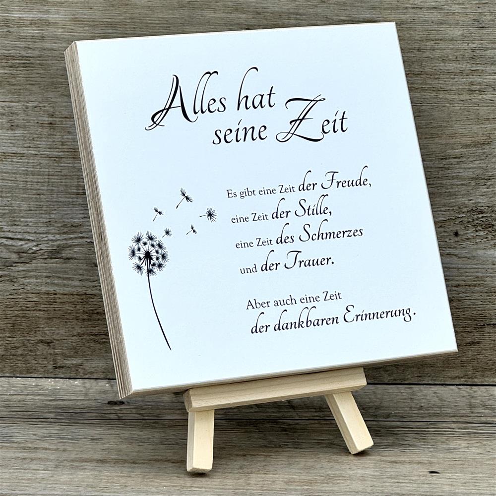 Überrasche Freunde oder Angehörige mit dem Wooden Block Art „Alles hat seine Zeit“, einem emotionalen Geschenk für Momente der Reflexion. Handgefertigt, einzigartig und dekorativ, unterstützt er das Erinnern an besondere Lebensabschnitte. Perfekt für Beileid, Trauer oder als Erinnerungsgeschenk für Verstorbene. Auf der Staffelei oder an der Wand bringt er Ruhe und Besinnlichkeit ins Zuhause. Ein stilvolles Präsent, das Trost spendet.