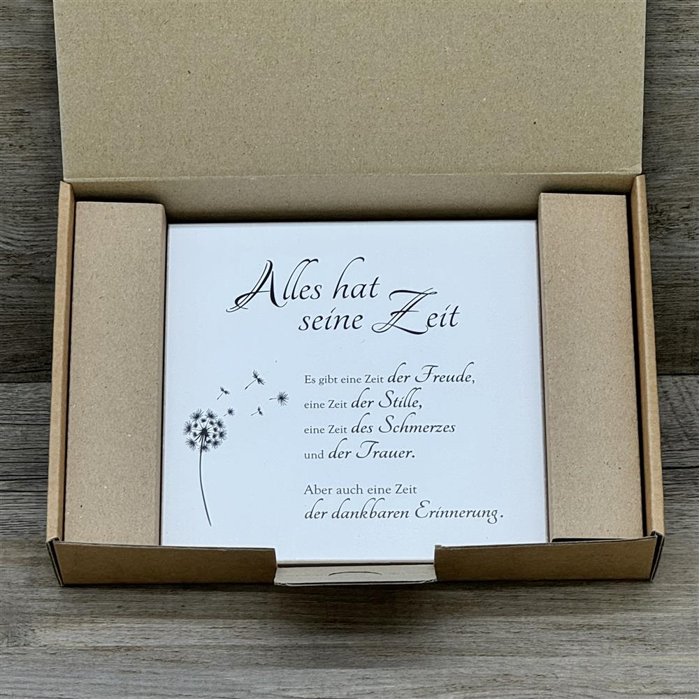 Elegant und persönlich: Der Wooden Block Art „Alles hat seine Zeit“ eignet sich auch als Geschenk für Kollegen, Partner oder Geschäftspartner, die ein emotionales Andenken schätzen. Handgefertigt aus Naturholz, jedes Stück ein Unikat, dekorativ auf der Mini-Staffelei oder an der Wand. Ideal für Jubiläen, besondere Erinnerungen oder als Zeichen der Wertschätzung. Ein Geschenk, das nachdenklich stimmt und lange bleibt. Zeige Empathie auf besondere Weise.