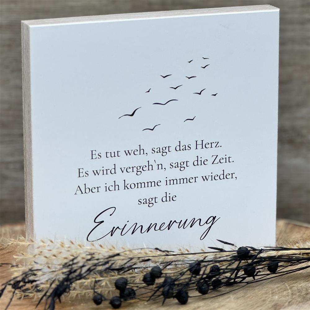 Der Wooden Block Art „Es tut weh, sagt das Herz…“ ist ein einfühlsames Geschenk für Menschen in Trauer oder zur Erinnerung an besondere Momente. Handgefertigt aus Naturholz, jedes Stück ein Unikat, eignet er sich für Familie, Freunde oder liebe Bezugspersonen. Ideal als Trostgeschenk, Gedenkpräsent oder zum Jahrestag eines Verlustes. Dekorativ auf der Mini-Staffelei oder an der Wand ein stilvoller Blickfang. Ein emotionales Erinnerungsstück voller Anteilnahme.