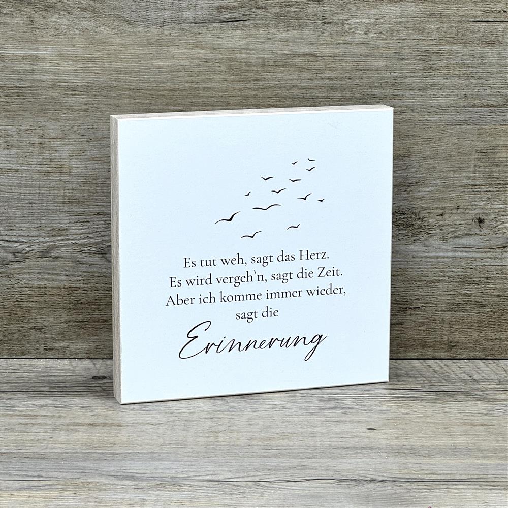 Der Wooden Block Art „Es tut weh, sagt das Herz…“ ist ein einfühlsames Geschenk für Menschen in Trauer oder zur Erinnerung an besondere Momente. Handgefertigt aus Naturholz, jedes Stück ein Unikat, eignet er sich für Familie, Freunde oder liebe Bezugspersonen. Ideal als Trostgeschenk, Gedenkpräsent oder zum Jahrestag eines Verlustes. Dekorativ auf der Mini-Staffelei oder an der Wand ein stilvoller Blickfang. Ein emotionales Erinnerungsstück voller Anteilnahme.