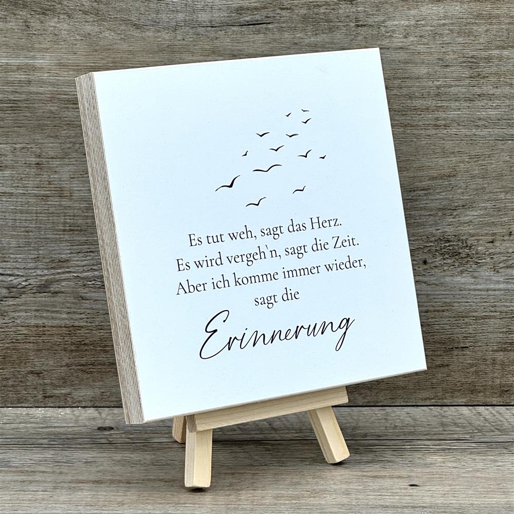 Überrasche jemanden mit dem Wooden Block Art „Es tut weh, sagt das Herz…“ als Zeichen von Mitgefühl und Erinnerung. Handgefertigt und einzigartig, eignet sich der Holzblock perfekt als Geschenk für Trauer, Abschied oder stille Momente der Reflexion. Auf der Staffelei oder an der Wand bringt er Ruhe und Trost ins Zuhause. Ein stilvolles Präsent, das Erinnerungen bewahrt und Hoffnung schenkt. Ideal für Freunde oder Familie in schweren Zeiten.