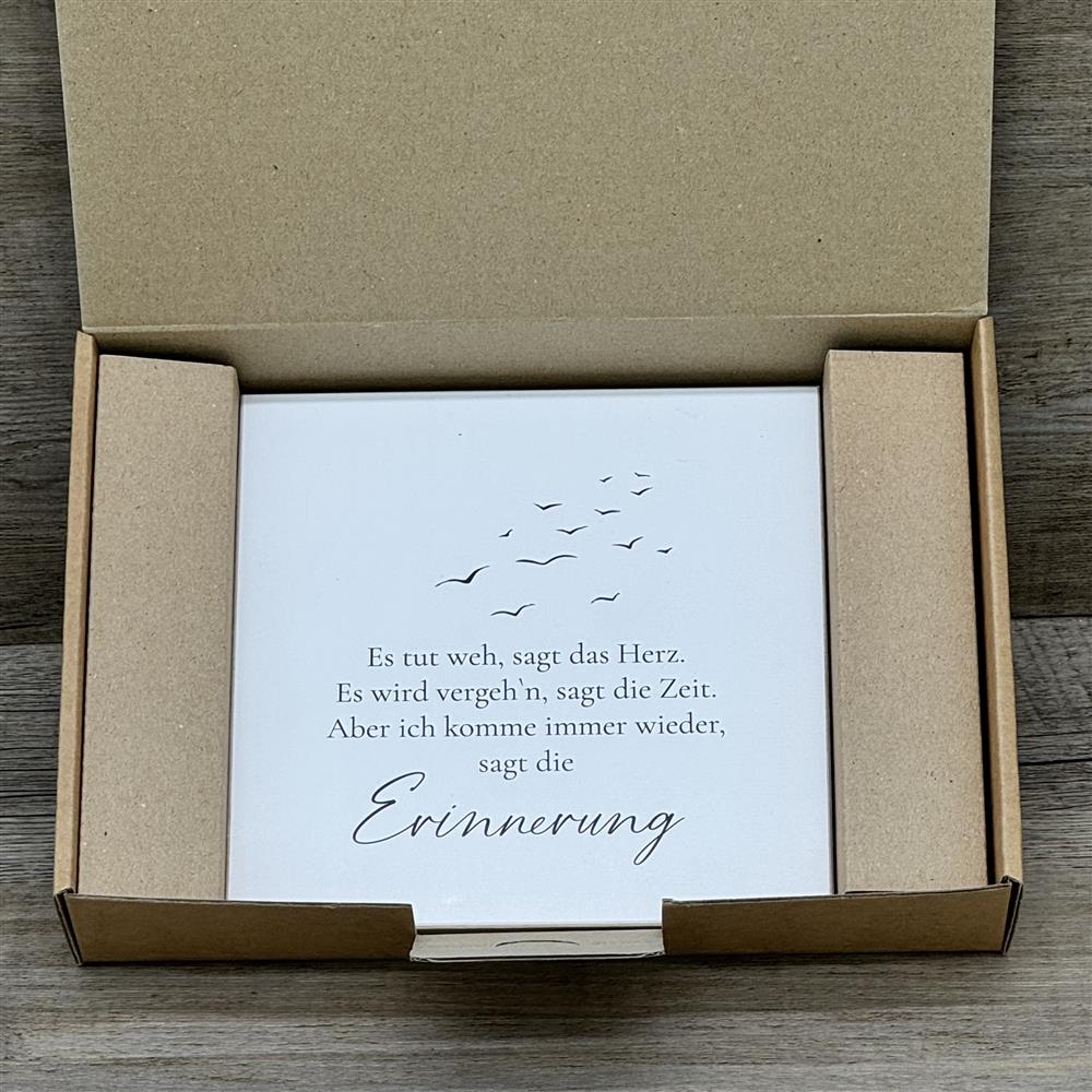 Überrasche jemanden mit dem Wooden Block Art „Es tut weh, sagt das Herz…“ als Zeichen von Mitgefühl und Erinnerung. Handgefertigt und einzigartig, eignet sich der Holzblock perfekt als Geschenk für Trauer, Abschied oder stille Momente der Reflexion. Auf der Staffelei oder an der Wand bringt er Ruhe und Trost ins Zuhause. Ein stilvolles Präsent, das Erinnerungen bewahrt und Hoffnung schenkt. Ideal für Freunde oder Familie in schweren Zeiten.