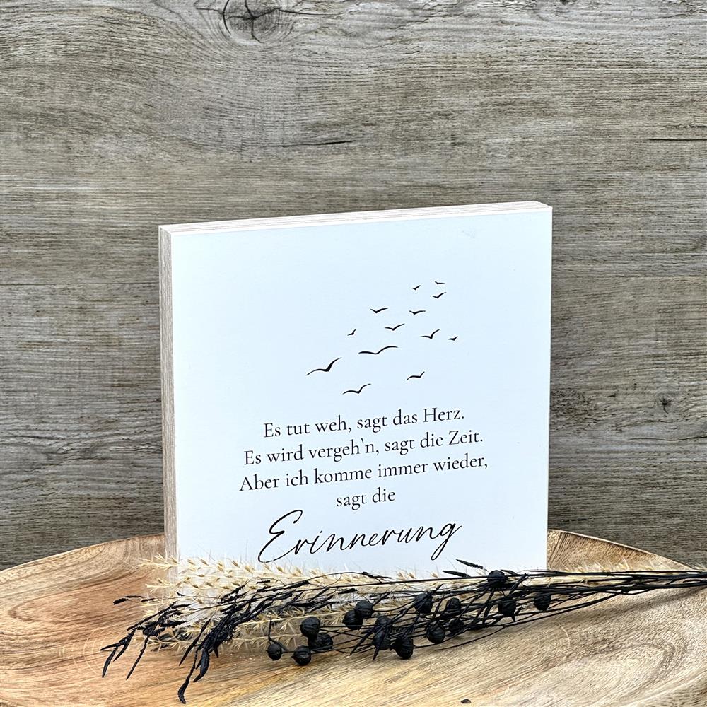 Der Wooden Block Art „Es tut weh, sagt das Herz…“ ist auch eine besondere Geschenkidee für Pflegekräfte, Therapeut:innen oder Trauerbegleiter. Handgefertigt aus Naturholz, jedes Stück ein Unikat, dekorativ auf Mini-Staffelei oder Wand. Ideal als Dankeschön, für Gedenkräume oder als tröstendes Präsent. Ein stilvolles Geschenk, das Anteilnahme, Erinnerung und Wertschätzung ausdrückt. Perfekt, um emotionale Botschaften zu übermitteln.