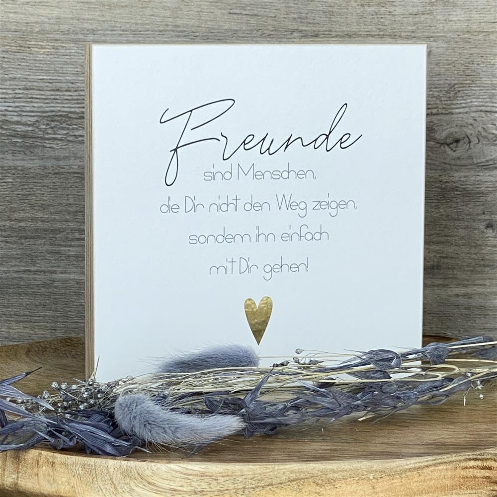 Dieser Wooden Block „Freunde“ mit Goldprägung ist das perfekte Geschenk für enge Freunde. Ideal zu Anlässen wie Geburtstag, Weihnachten oder als kleines Mitbringsel. Der Spruch erinnert daran, wie wertvoll gemeinsame Zeit ist. Handgefertigt aus Naturholz ist jedes Stück ein Unikat. Mit Aufhängung oder Mini-Staffelei wird der Block zu einem stilvollen Blickfang im Zuhause deiner Freunde.