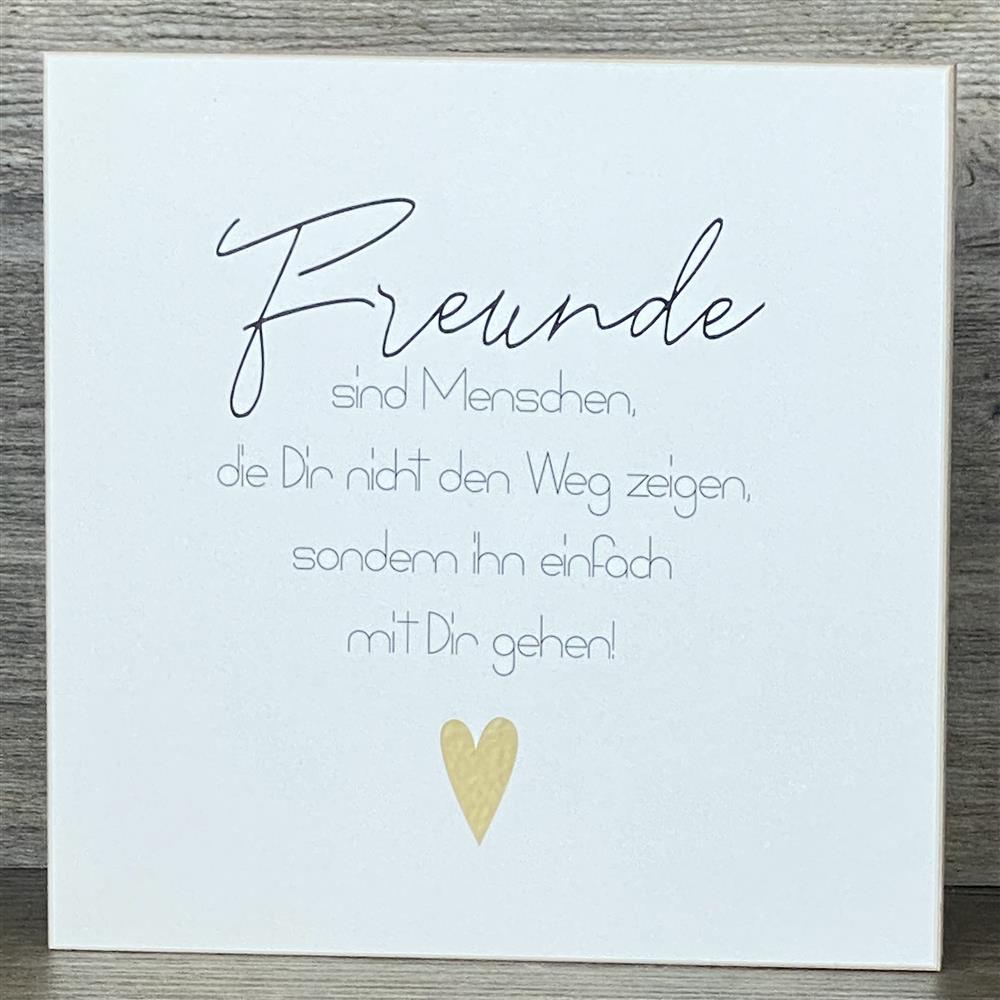 Dieser Wooden Block „Freunde“ mit Goldprägung ist das perfekte Geschenk für enge Freunde. Ideal zu Anlässen wie Geburtstag, Weihnachten oder als kleines Mitbringsel. Der Spruch erinnert daran, wie wertvoll gemeinsame Zeit ist. Handgefertigt aus Naturholz ist jedes Stück ein Unikat. Mit Aufhängung oder Mini-Staffelei wird der Block zu einem stilvollen Blickfang im Zuhause deiner Freunde.