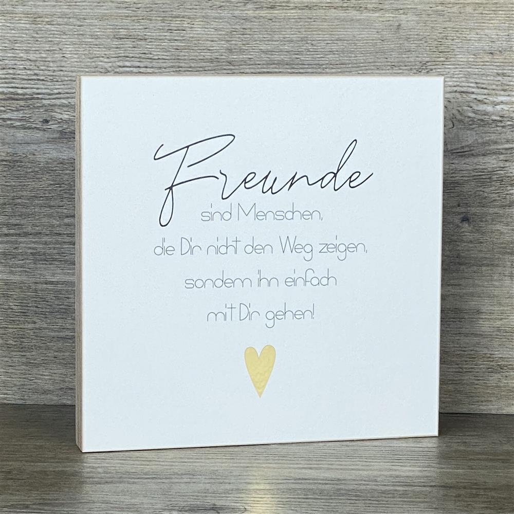 Der Wooden Block „Freunde“ mit Goldprägung ist ein liebevolles Geschenk für deine besten Freundinnen oder Freunde. Ob zu Geburtstagen, als Dankeschön oder zu besonderen Momenten – der Spruch „sie gehen den Weg mit Dir“ macht ihn besonders emotional. Handgefertigt aus Holz und mit Herzgoldprägung verziert, ist er dekorativ auf Regalen, Sideboards oder dem Schreibtisch. Ein echtes Highlight für enge Freundschaften.
