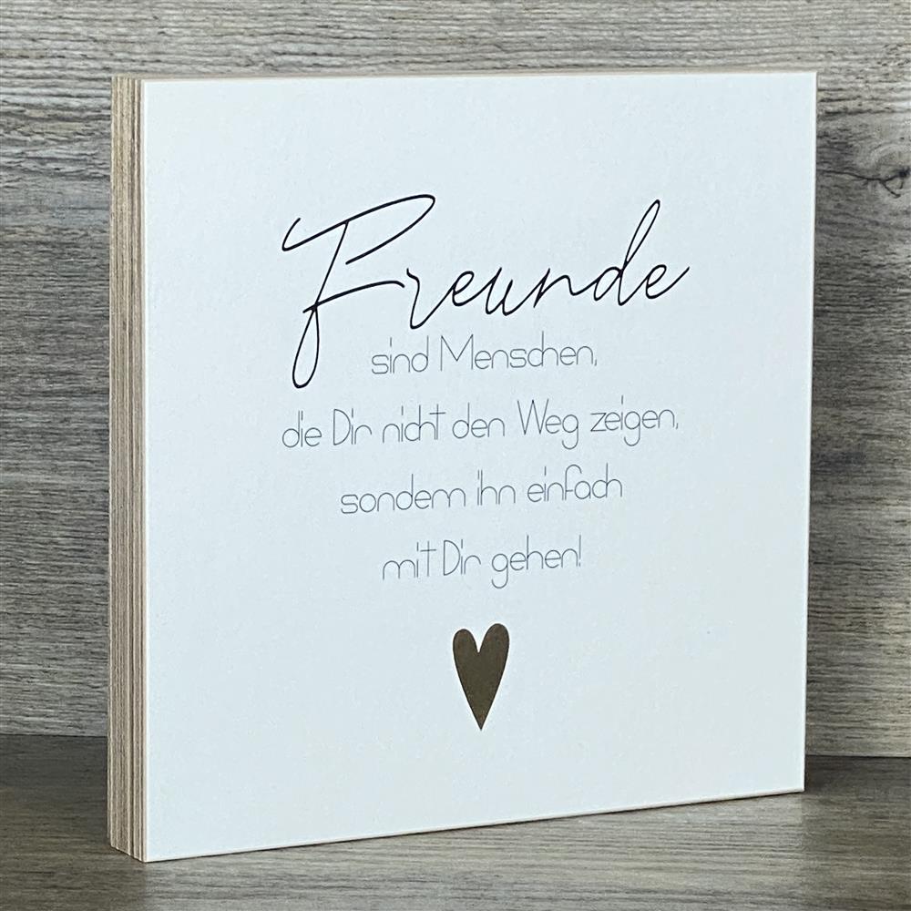 Der Wooden Block „Freunde“ mit Goldprägung ist ein liebevolles Geschenk für deine besten Freundinnen oder Freunde. Ob zu Geburtstagen, als Dankeschön oder zu besonderen Momenten – der Spruch „sie gehen den Weg mit Dir“ macht ihn besonders emotional. Handgefertigt aus Holz und mit Herzgoldprägung verziert, ist er dekorativ auf Regalen, Sideboards oder dem Schreibtisch. Ein echtes Highlight für enge Freundschaften.