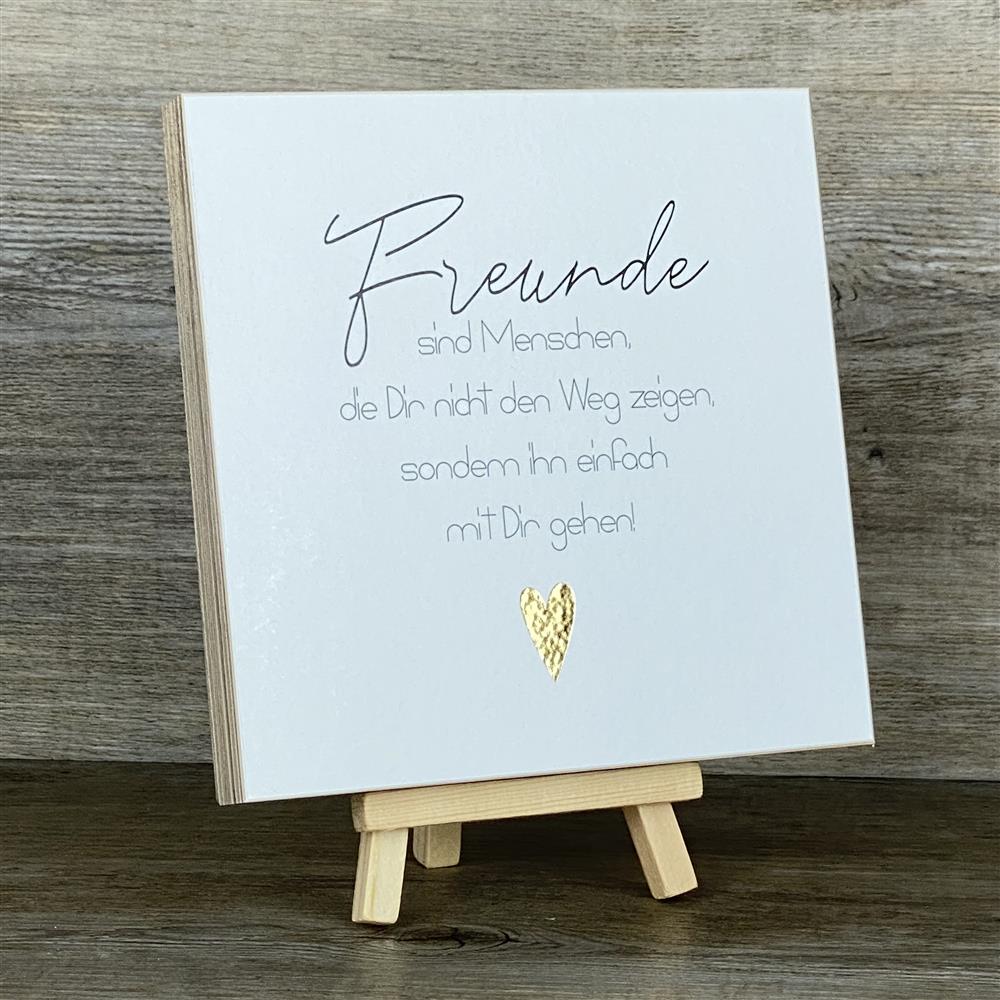 Der Wooden Block „Freunde“ mit Goldprägung ist ein liebevolles Geschenk für deine besten Freundinnen oder Freunde. Ob zu Geburtstagen, als Dankeschön oder zu besonderen Momenten – der Spruch „sie gehen den Weg mit Dir“ macht ihn besonders emotional. Handgefertigt aus Holz und mit Herzgoldprägung verziert, ist er dekorativ auf Regalen, Sideboards oder dem Schreibtisch. Ein echtes Highlight für enge Freundschaften.