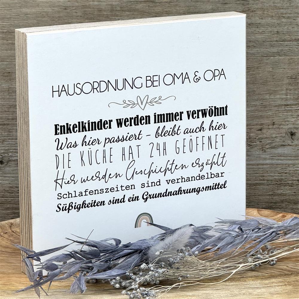 Ein witziger Wooden Block Art – das perfekte Geschenk für Familie, besonders für Oma und Opa. Mit lustigem Spruch über Verwöhnung, Geschichten und Süßigkeiten wird er zum Hingucker im Wohnzimmer. Handgefertigt aus Naturholz und ein echtes Unikat. Ideal als Geschenk zum Geburtstag oder einfach als kleine Aufmerksamkeit. Bringt Humor und Freude in jedes Zuhause.