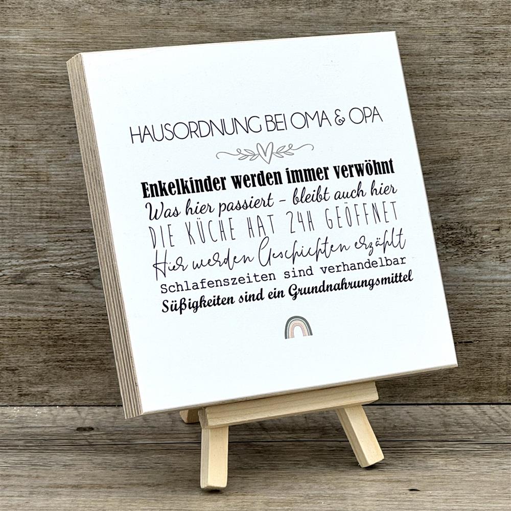 Ein witziger Wooden Block Art – das perfekte Geschenk für Familie, besonders für Oma und Opa. Mit lustigem Spruch über Verwöhnung, Geschichten und Süßigkeiten wird er zum Hingucker im Wohnzimmer. Handgefertigt aus Naturholz und ein echtes Unikat. Ideal als Geschenk zum Geburtstag oder einfach als kleine Aufmerksamkeit. Bringt Humor und Freude in jedes Zuhause.