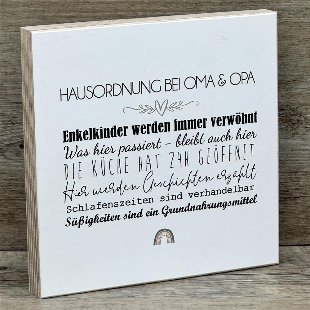 Ein witziger Wooden Block Art – das perfekte Geschenk für Familie, besonders für Oma und Opa. Mit lustigem Spruch über Verwöhnung, Geschichten und Süßigkeiten wird er zum Hingucker im Wohnzimmer. Handgefertigt aus Naturholz und ein echtes Unikat. Ideal als Geschenk zum Geburtstag oder einfach als kleine Aufmerksamkeit. Bringt Humor und Freude in jedes Zuhause.
