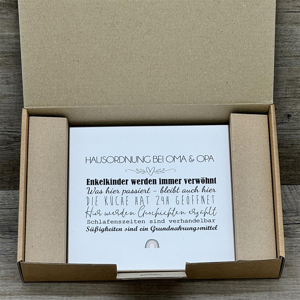Der Wooden Block Art „Hausordnung bei Oma & Opa“ ist auch ein originelles Geschenk für Kollegen oder Bekannte, die Großeltern werden oder sind. Der witzige Spruch bringt Spaß und Persönlichkeit in jedes Zuhause oder Büro. Handgefertigt aus Naturholz, ein langlebiges Unikat. Ideal für humorvolle und stilvolle Präsente. Ein dekoratives und liebevolles Geschenk voller Charme.
