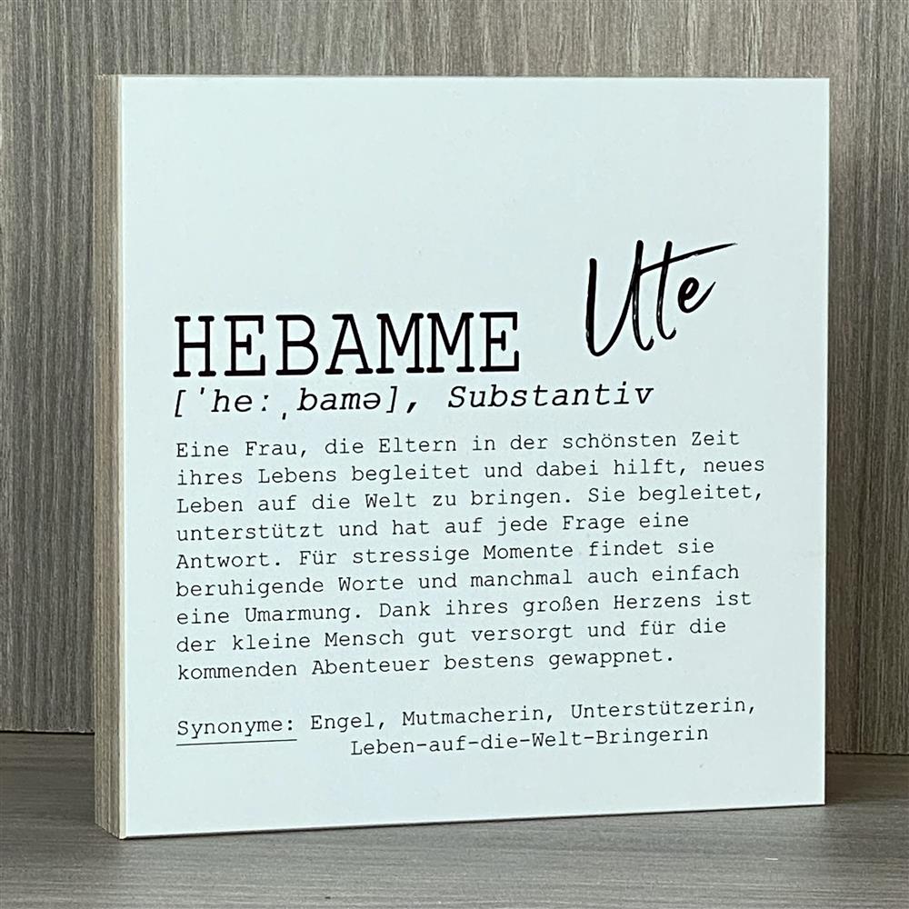 Ein personalisierter Wooden Block Art – das perfekte Geschenk für die Hebamme deines Babys. Mit individuellem Namen wird er zu einem liebevollen Dankeschön für ihre Unterstützung in der schönsten Zeit des Lebens. Handgefertigt aus Naturholz, ein echtes Unikat. Ideal für Geburt, Babyshower oder Abschiedsgeschenke. Ein besonderes Präsent voller Wertschätzung und Herzenswärme.