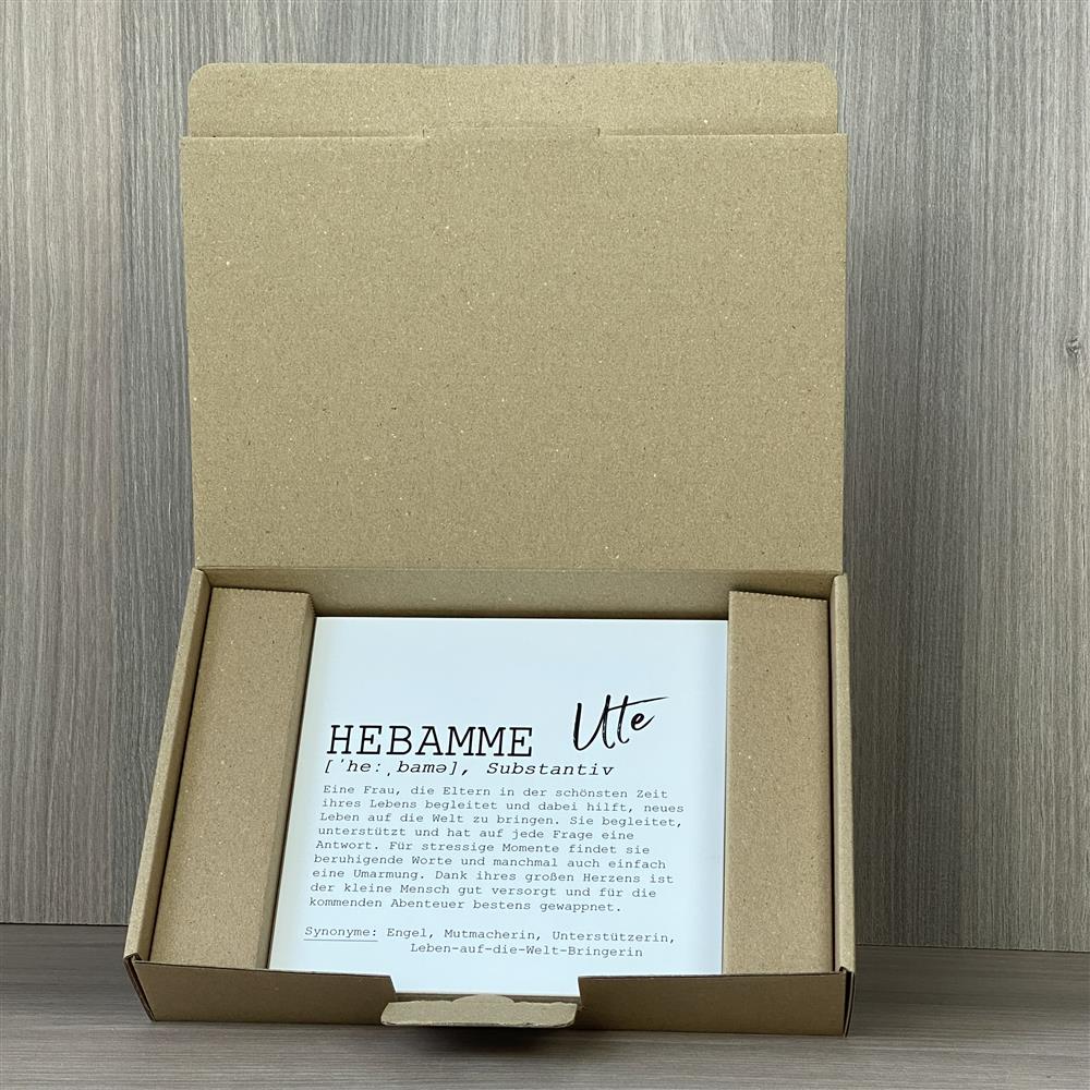 Dieser Wooden Block Art ist ein wunderbares Geschenk von Freunden oder Familie für eine Hebamme, die neues Leben begleitet. Der Text würdigt ihren Einsatz, ihre Fürsorge und ihr großes Herz. Mit Wunschnamen personalisiert wird er zu einem einzigartigen Andenken. Handgefertigtes Naturholz sorgt für Qualität und Stil. Ein emotionales Geschenk, das Dankbarkeit sichtbar macht.