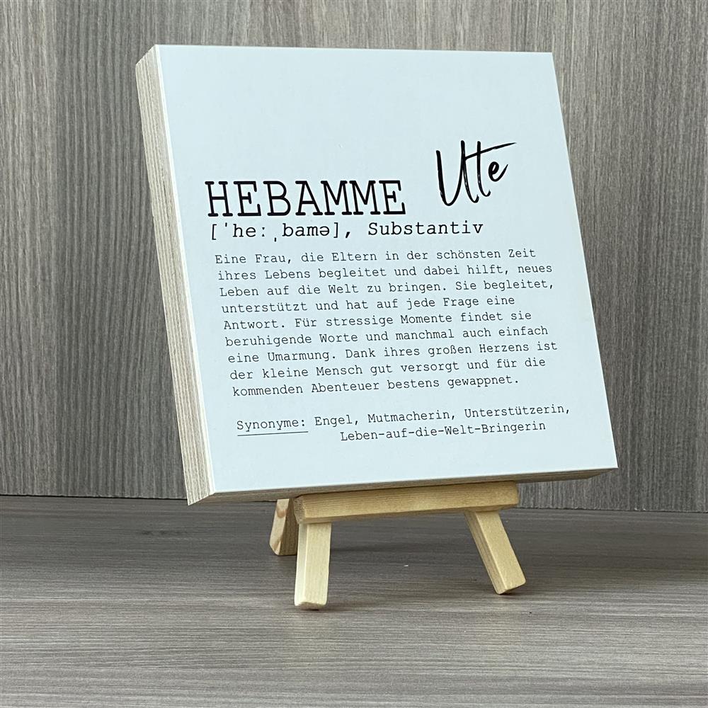 Der Wooden Block Art eignet sich auch als stilvolles Präsent im professionellen Kontext, z. B. von Kliniken oder Geburtshäusern für engagierte Hebammen. Die Personalisierung mit Namen macht ihn zu einem besonderen Erinnerungsstück. Handgefertigt aus Naturholz, ein langlebiges und dekoratives Unikat. Ideal als Anerkennung für außergewöhnliche Leistungen. Ein hochwertiges Geschenk voller Respekt und Wertschätzung.