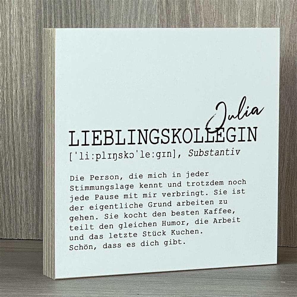 Ein liebevoller Wooden Block Art „Lieblingskollegin“ – das perfekte Geschenk für deine Kollegin, die den Arbeitsalltag besonders macht. Mit persönlichem Text und optionalem Wunschnamen wird er zu einem einzigartigen Andenken. Handgefertigt aus hochwertigem Holz, jedes Stück ein Unikat. Ideal für Geburtstag, Abschied oder kleine Dankeschön-Momente. Ein emotionales Geschenk für Herzensmenschen im Büro.