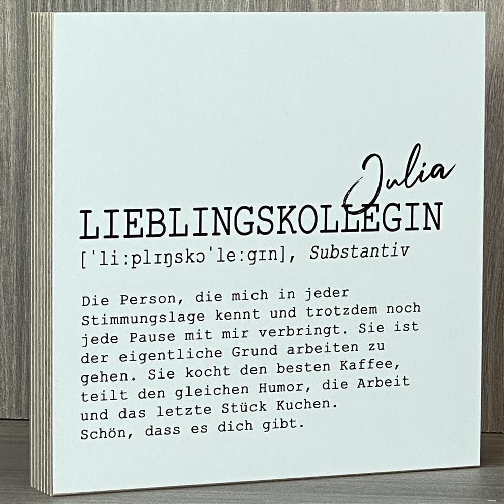 Ein liebevoller Wooden Block Art „Lieblingskollegin“ – das perfekte Geschenk für deine Kollegin, die den Arbeitsalltag besonders macht. Mit persönlichem Text und optionalem Wunschnamen wird er zu einem einzigartigen Andenken. Handgefertigt aus hochwertigem Holz, jedes Stück ein Unikat. Ideal für Geburtstag, Abschied oder kleine Dankeschön-Momente. Ein emotionales Geschenk für Herzensmenschen im Büro.