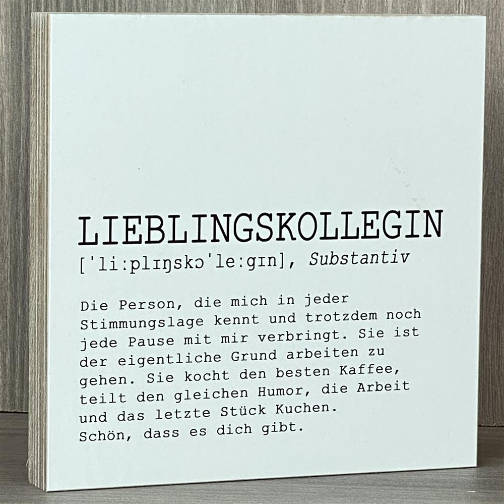 Ein liebevoller Wooden Block Art „Lieblingskollegin“ – das perfekte Geschenk für deine Kollegin, die den Arbeitsalltag besonders macht. Mit persönlichem Text und optionalem Wunschnamen wird er zu einem einzigartigen Andenken. Handgefertigt aus hochwertigem Holz, jedes Stück ein Unikat. Ideal für Geburtstag, Abschied oder kleine Dankeschön-Momente. Ein emotionales Geschenk für Herzensmenschen im Büro.