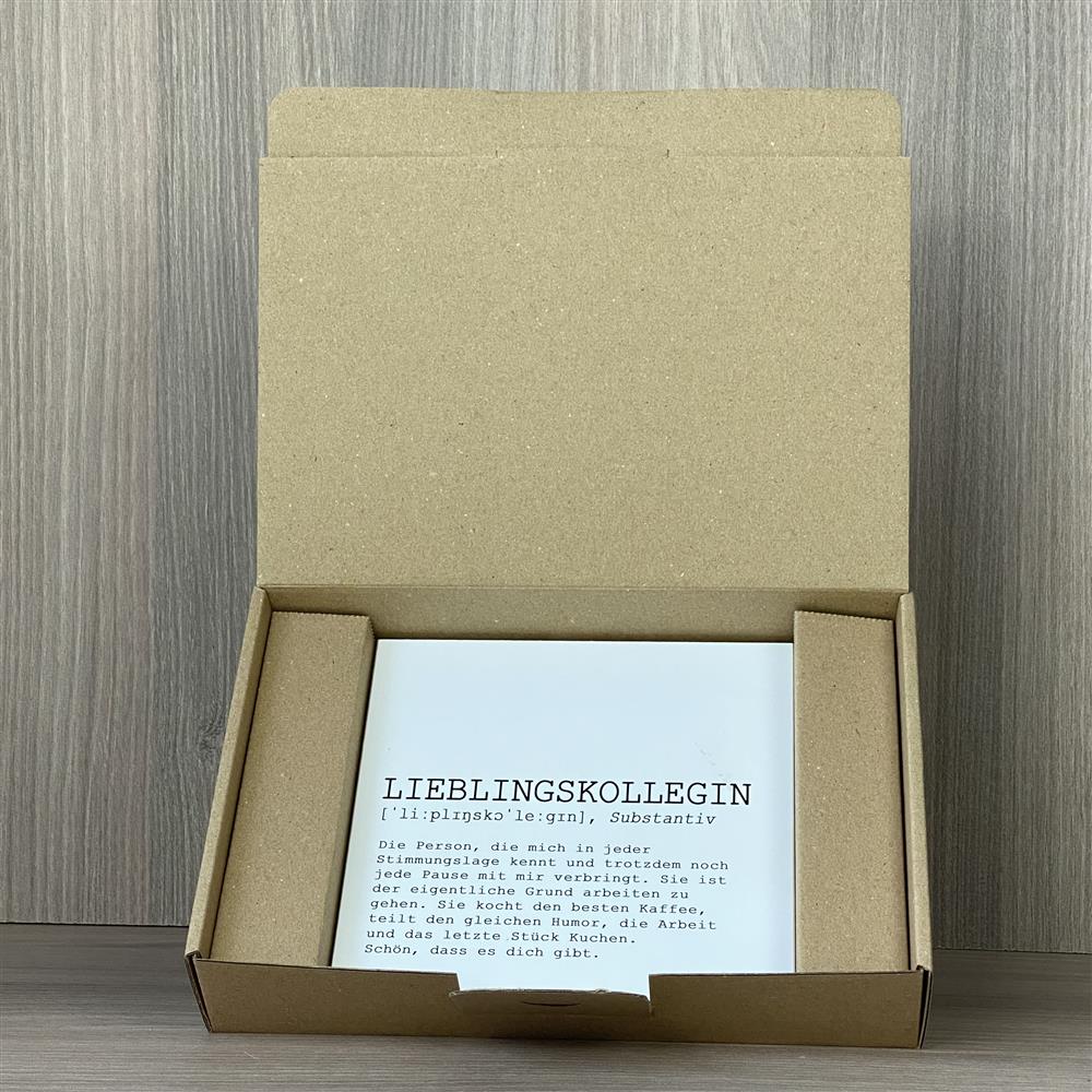 Dieser Wooden Block Art „Lieblingskollegin“ ist ein charmantes Geschenk für Freunde oder Teammitglieder, die du besonders schätzt. Der herzliche Text würdigt Humor, gemeinsame Pausen und besondere Momente im Büro. Handgefertigt aus Holz, langlebig und dekorativ. Perfekt für Jubiläen, Weihnachten oder als kleine Aufmerksamkeit. Ein stilvolles Präsent voller Wertschätzung.