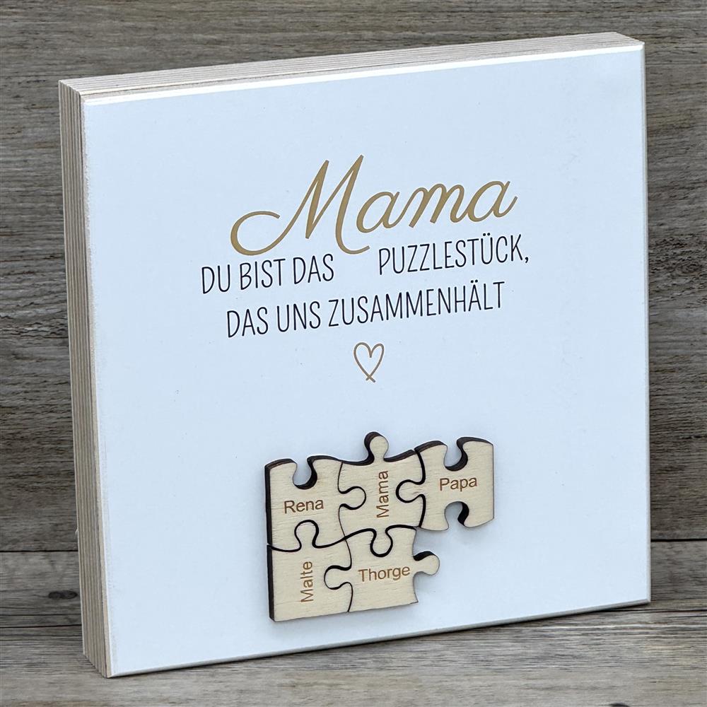 Ein liebevoller Wooden Block Art „Mama – Du bist das Puzzlestück, das uns zusammenhält“ – das perfekte Geschenk zum Muttertag. Die Puzzleteile mit den Namen der Familienmitglieder symbolisieren Verbundenheit und Liebe. Handgefertigt aus Naturholz, jedes Stück ein Unikat. Mit Aufhängung oder optionaler Mini-Staffelei dekorativ präsentierbar. Ein emotionales, personalisiertes Geschenk voller Herz.