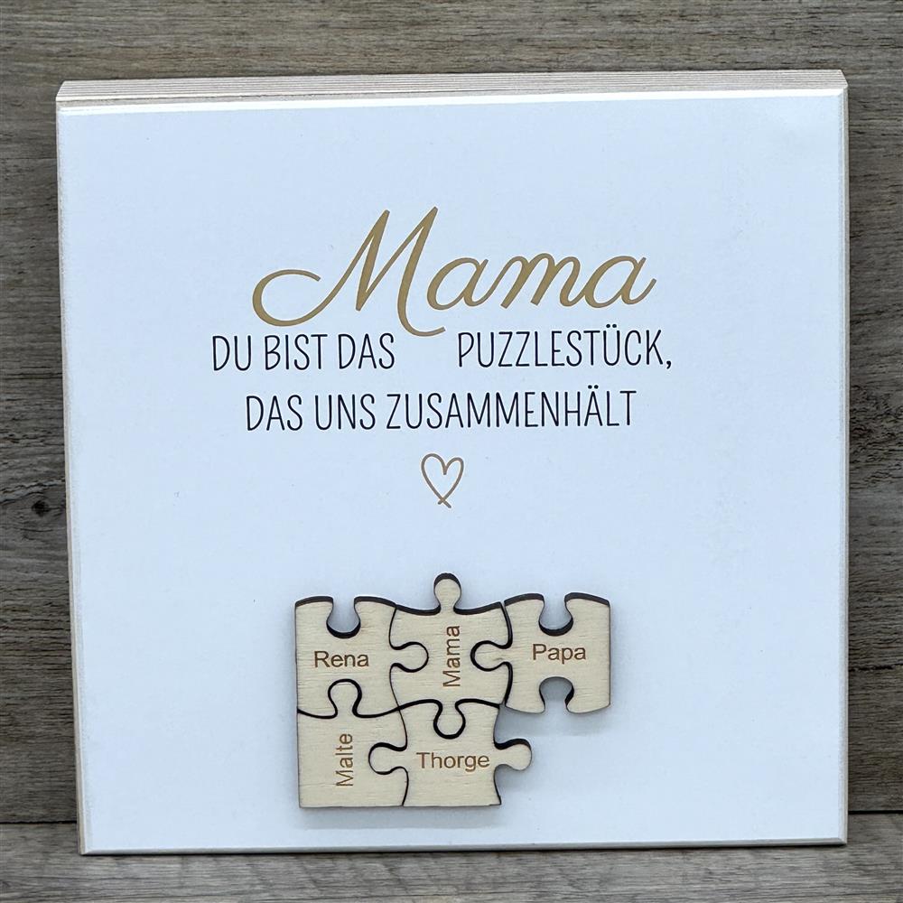 Ein liebevoller Wooden Block Art „Mama – Du bist das Puzzlestück, das uns zusammenhält“ – das perfekte Geschenk zum Muttertag. Die Puzzleteile mit den Namen der Familienmitglieder symbolisieren Verbundenheit und Liebe. Handgefertigt aus Naturholz, jedes Stück ein Unikat. Mit Aufhängung oder optionaler Mini-Staffelei dekorativ präsentierbar. Ein emotionales, personalisiertes Geschenk voller Herz.
