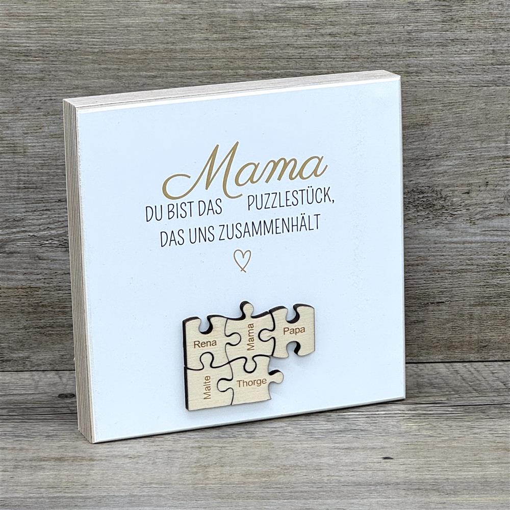 Ein liebevoller Wooden Block Art „Mama – Du bist das Puzzlestück, das uns zusammenhält“ – das perfekte Geschenk zum Muttertag. Die Puzzleteile mit den Namen der Familienmitglieder symbolisieren Verbundenheit und Liebe. Handgefertigt aus Naturholz, jedes Stück ein Unikat. Mit Aufhängung oder optionaler Mini-Staffelei dekorativ präsentierbar. Ein emotionales, personalisiertes Geschenk voller Herz.