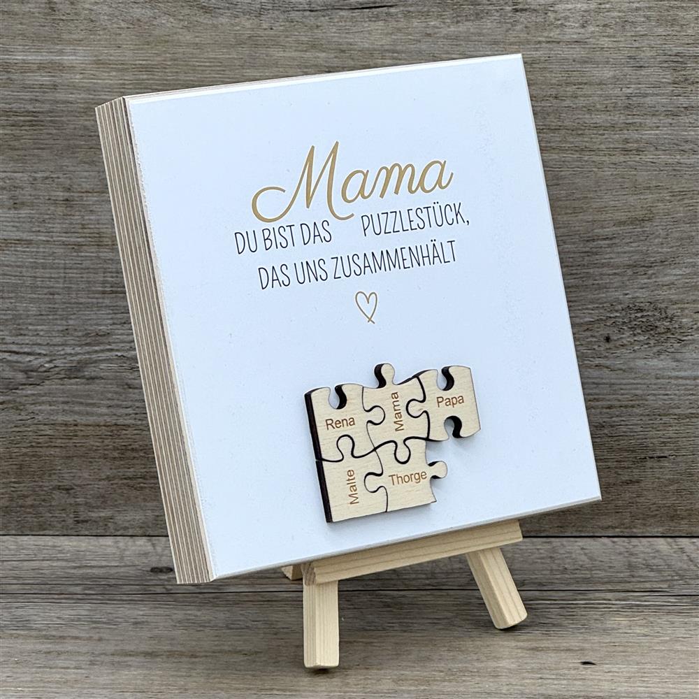 Der Wooden Block Art „Mama – Puzzlestück“ eignet sich auch als besonderes Geschenk für Oma oder andere wichtige Frauen in der Familie. Die Puzzleteile symbolisieren Verbundenheit und Zusammenhalt der Familie. Handgefertigt aus Naturholz, jedes Stück einzigartig. Perfekt für Muttertag, Jubiläum oder persönliche Überraschungen. Ein stilvolles, emotionales Präsent voller Bedeutung.