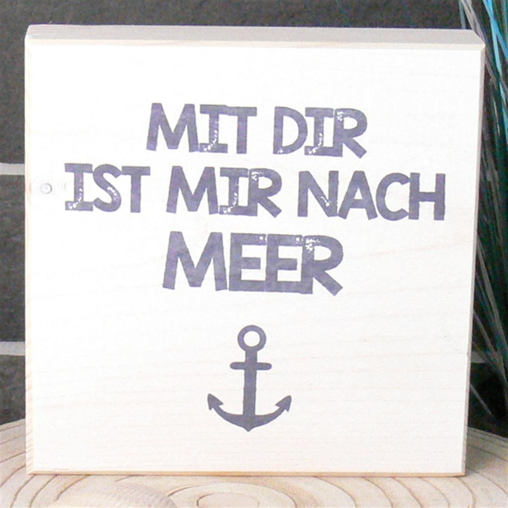Ein maritimer Wooden Block „Mit Dir ist mir nach Meer“ – das perfekte Geschenk für Familie, z. B. für Eltern oder Großeltern, die das Meer lieben. Der Spruch bringt Urlaubsstimmung und Sehnsucht nach Entspannung ins Zuhause. Handgefertigt aus Naturholz, jedes Stück ein Unikat. Ideal für Geburtstage, Einzug oder als kleine Aufmerksamkeit. Ein dekoratives Stück, das Meer und Wohlgefühl vereint.