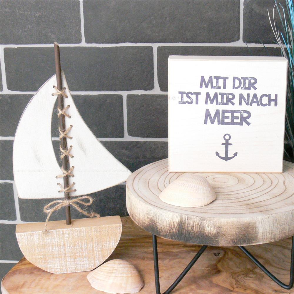 Ein maritimer Wooden Block „Mit Dir ist mir nach Meer“ – das perfekte Geschenk für Familie, z. B. für Eltern oder Großeltern, die das Meer lieben. Der Spruch bringt Urlaubsstimmung und Sehnsucht nach Entspannung ins Zuhause. Handgefertigt aus Naturholz, jedes Stück ein Unikat. Ideal für Geburtstage, Einzug oder als kleine Aufmerksamkeit. Ein dekoratives Stück, das Meer und Wohlgefühl vereint.