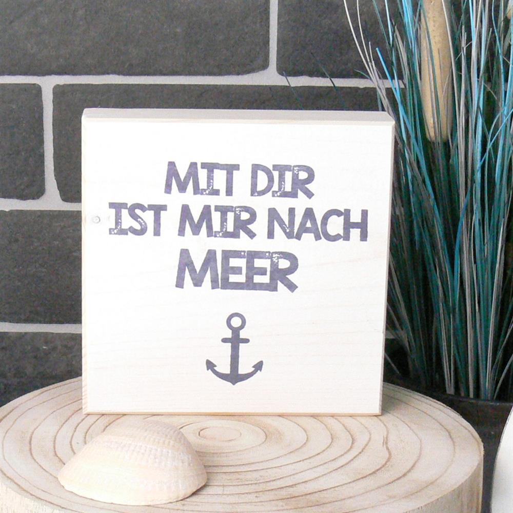 Dieser Wooden Block „Mit Dir ist mir nach Meer“ ist ein charmantes Geschenk für Freunde oder den Lieblingsmenschen, die gemeinsame Auszeiten am Meer lieben. Der liebevolle Spruch sorgt für gute Laune und romantische Stimmung. Handgefertigt aus Naturholz, einzigartig und langlebig. Perfekt als Mitbringsel, kleine Überraschung oder Deko für Zuhause. Ein stilvolles Unikat voller Emotion.