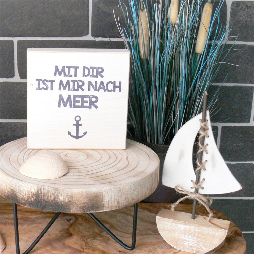 Dieser Wooden Block „Mit Dir ist mir nach Meer“ ist ein charmantes Geschenk für Freunde oder den Lieblingsmenschen, die gemeinsame Auszeiten am Meer lieben. Der liebevolle Spruch sorgt für gute Laune und romantische Stimmung. Handgefertigt aus Naturholz, einzigartig und langlebig. Perfekt als Mitbringsel, kleine Überraschung oder Deko für Zuhause. Ein stilvolles Unikat voller Emotion.