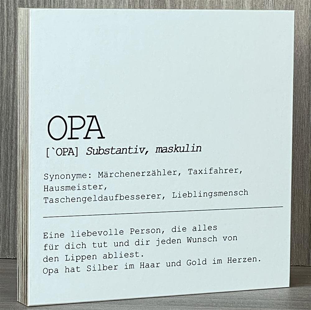 Ein liebevoller Wooden Block Art „Opa“ – das perfekte Geschenk für den Großvater, der Silber im Haar und Gold im Herzen hat. Mit humorvollen Synonymen wie Märchenerzähler und Taschengeldaufbesserer zeigt er Wertschätzung und Liebe. Handgefertigt aus Naturholz, jedes Stück ein Unikat. Ideal zum Geburtstag, Vatertag oder als kleine Aufmerksamkeit. Ein emotionales, personalisiertes Geschenk voller Herz.