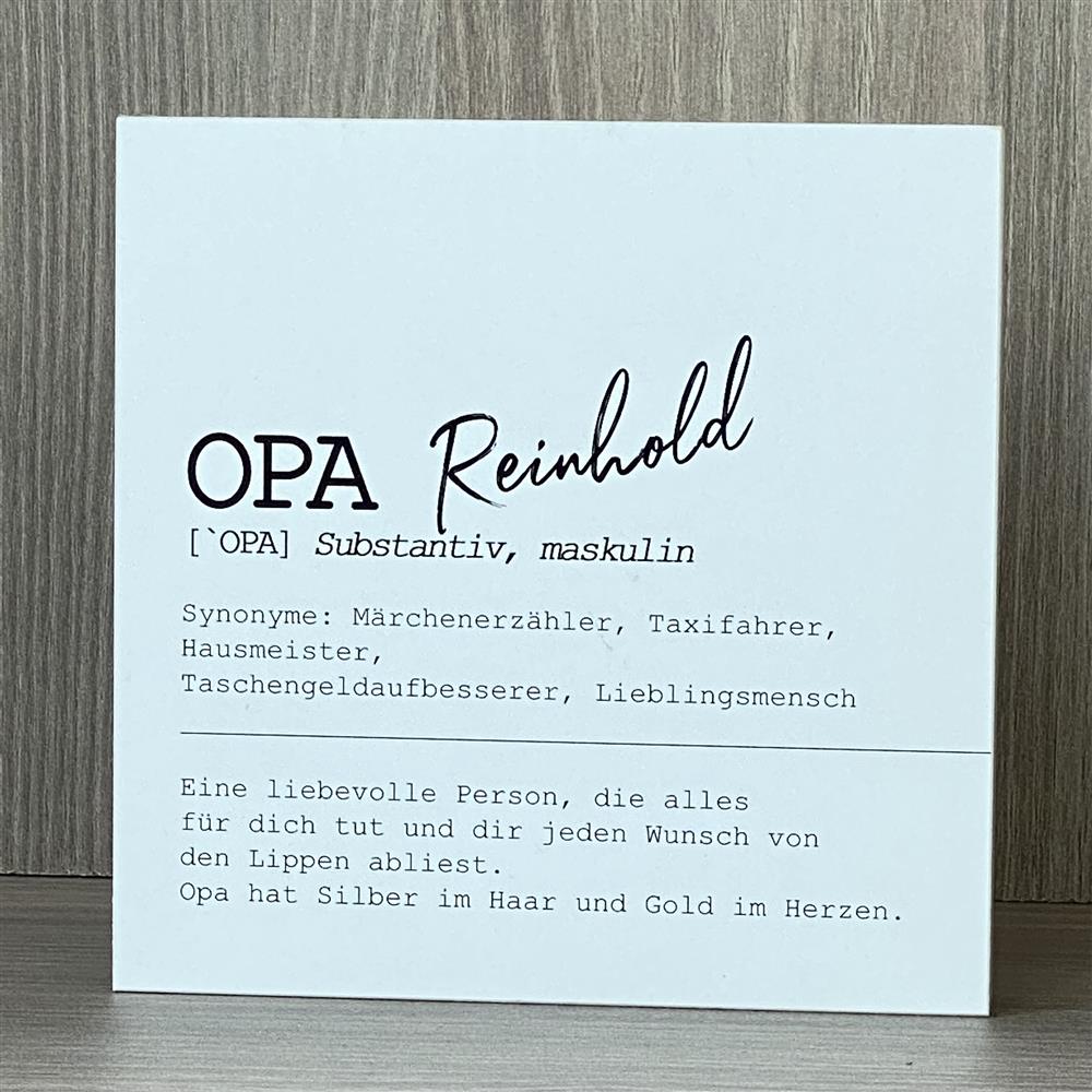 Ein liebevoller Wooden Block Art „Opa“ – das perfekte Geschenk für den Großvater, der Silber im Haar und Gold im Herzen hat. Mit humorvollen Synonymen wie Märchenerzähler und Taschengeldaufbesserer zeigt er Wertschätzung und Liebe. Handgefertigt aus Naturholz, jedes Stück ein Unikat. Ideal zum Geburtstag, Vatertag oder als kleine Aufmerksamkeit. Ein emotionales, personalisiertes Geschenk voller Herz.
