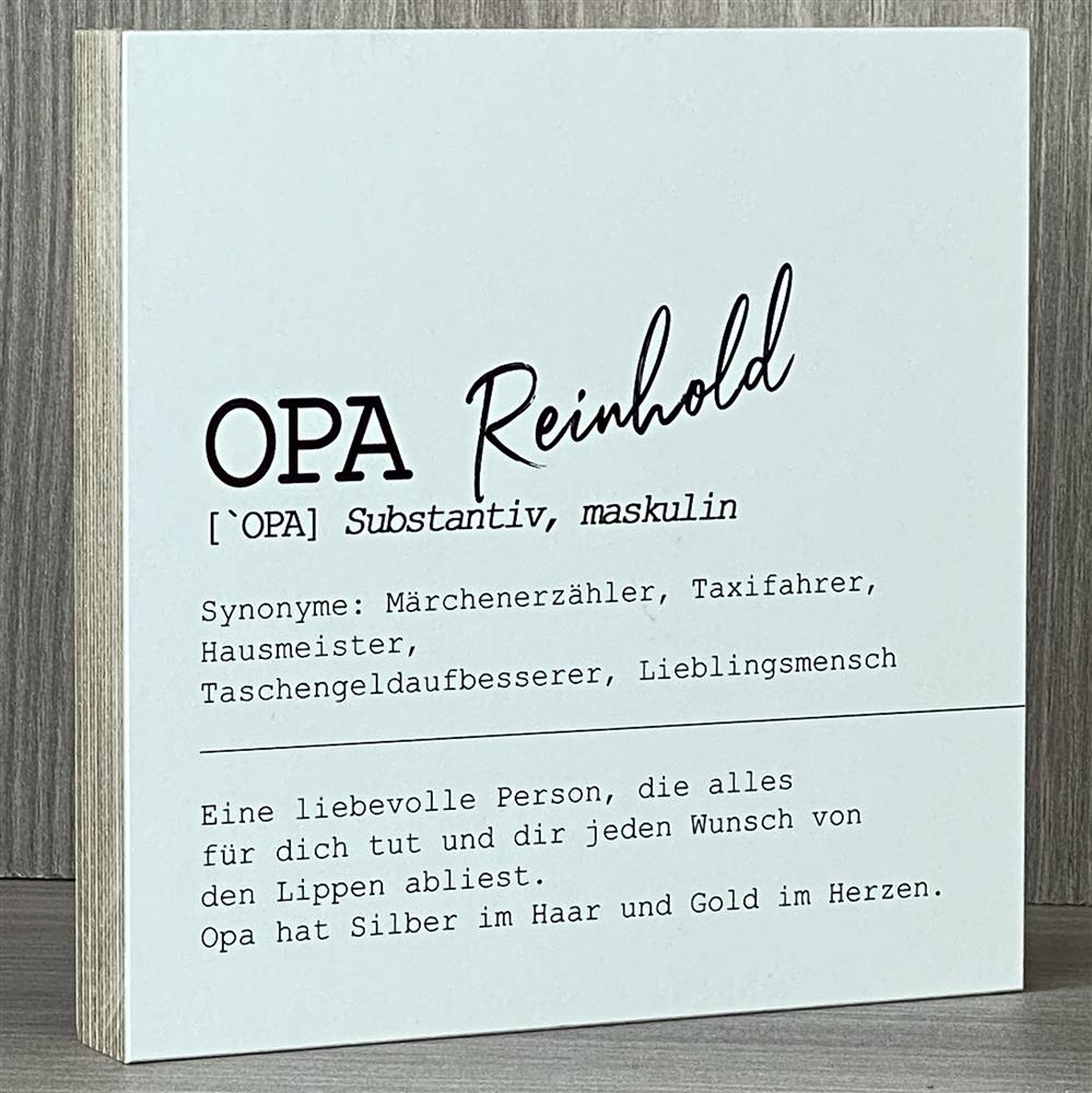 Ein liebevoller Wooden Block Art „Opa“ – das perfekte Geschenk für den Großvater, der Silber im Haar und Gold im Herzen hat. Mit humorvollen Synonymen wie Märchenerzähler und Taschengeldaufbesserer zeigt er Wertschätzung und Liebe. Handgefertigt aus Naturholz, jedes Stück ein Unikat. Ideal zum Geburtstag, Vatertag oder als kleine Aufmerksamkeit. Ein emotionales, personalisiertes Geschenk voller Herz.