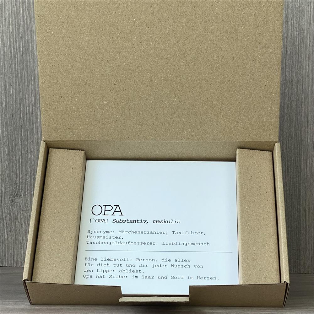 Dieser Wooden Block Art „Opa“ ist ein besonderes Geschenk für Freunde oder Lieblingsmenschen, die wie ein Großvater für dich sind. Der liebevolle Text würdigt Fürsorge, Humor und Herzenswärme. Handgefertigt aus Naturholz, jedes Stück einzigartig. Perfekt für besondere Anlässe oder als liebevolle Überraschung zwischendurch. Ein dekoratives Unikat voller Wärme und Persönlichkeit.
