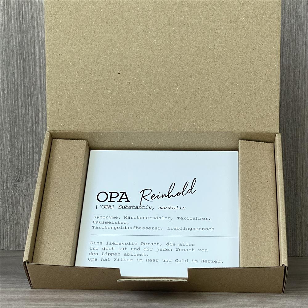 Dieser Wooden Block Art „Opa“ ist ein besonderes Geschenk für Freunde oder Lieblingsmenschen, die wie ein Großvater für dich sind. Der liebevolle Text würdigt Fürsorge, Humor und Herzenswärme. Handgefertigt aus Naturholz, jedes Stück einzigartig. Perfekt für besondere Anlässe oder als liebevolle Überraschung zwischendurch. Ein dekoratives Unikat voller Wärme und Persönlichkeit.
